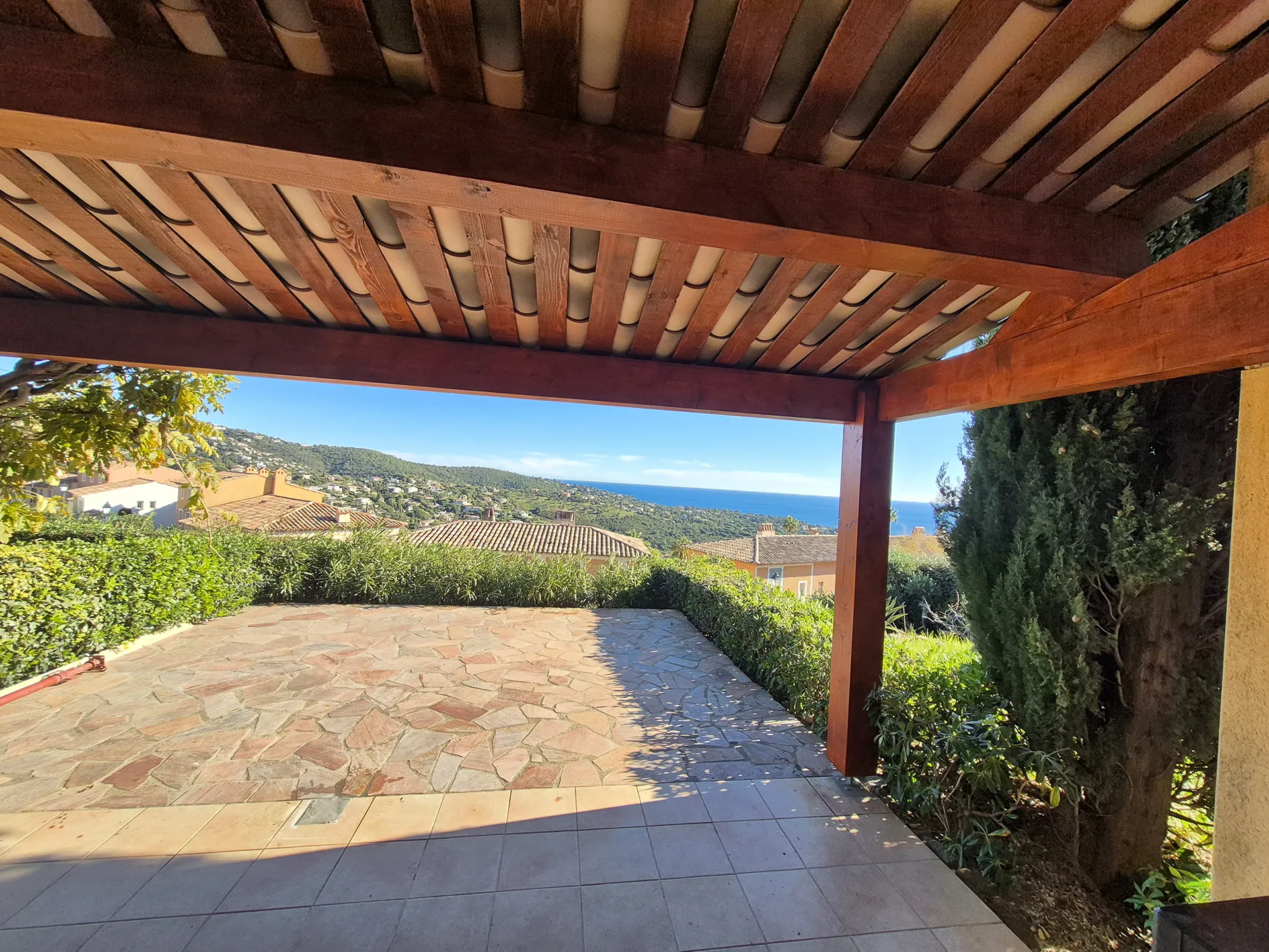 Création d'une pergola en bois contre-collé à Saint-Maximin-la-Sainte-Baume