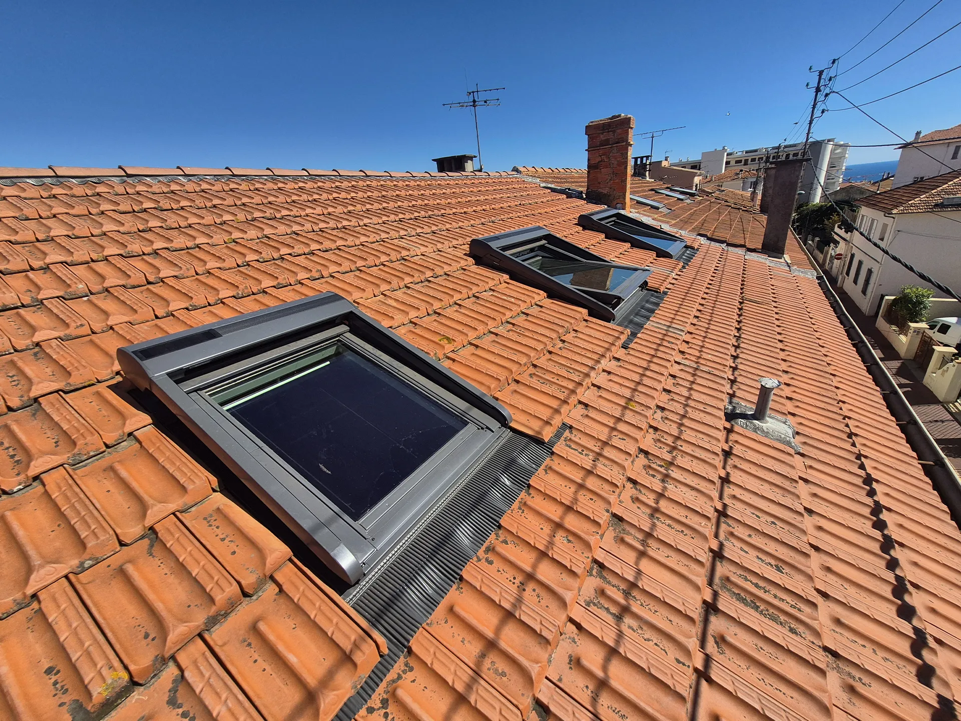 Création de fenêtres de toit Velux sur une toiture en tuiles à Cannes