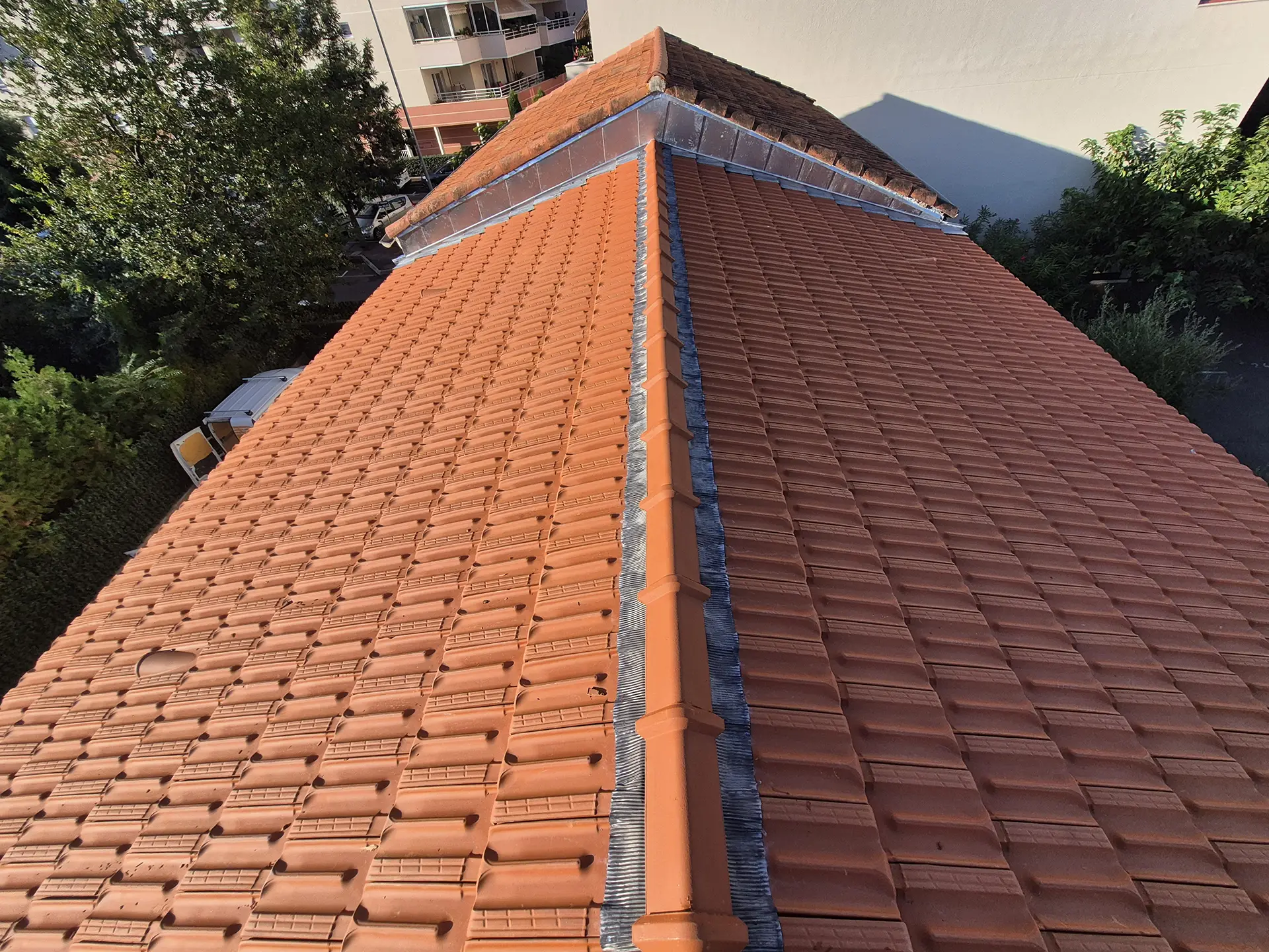 Rénovation complète d'une toiture à Fréjus par un couvreur