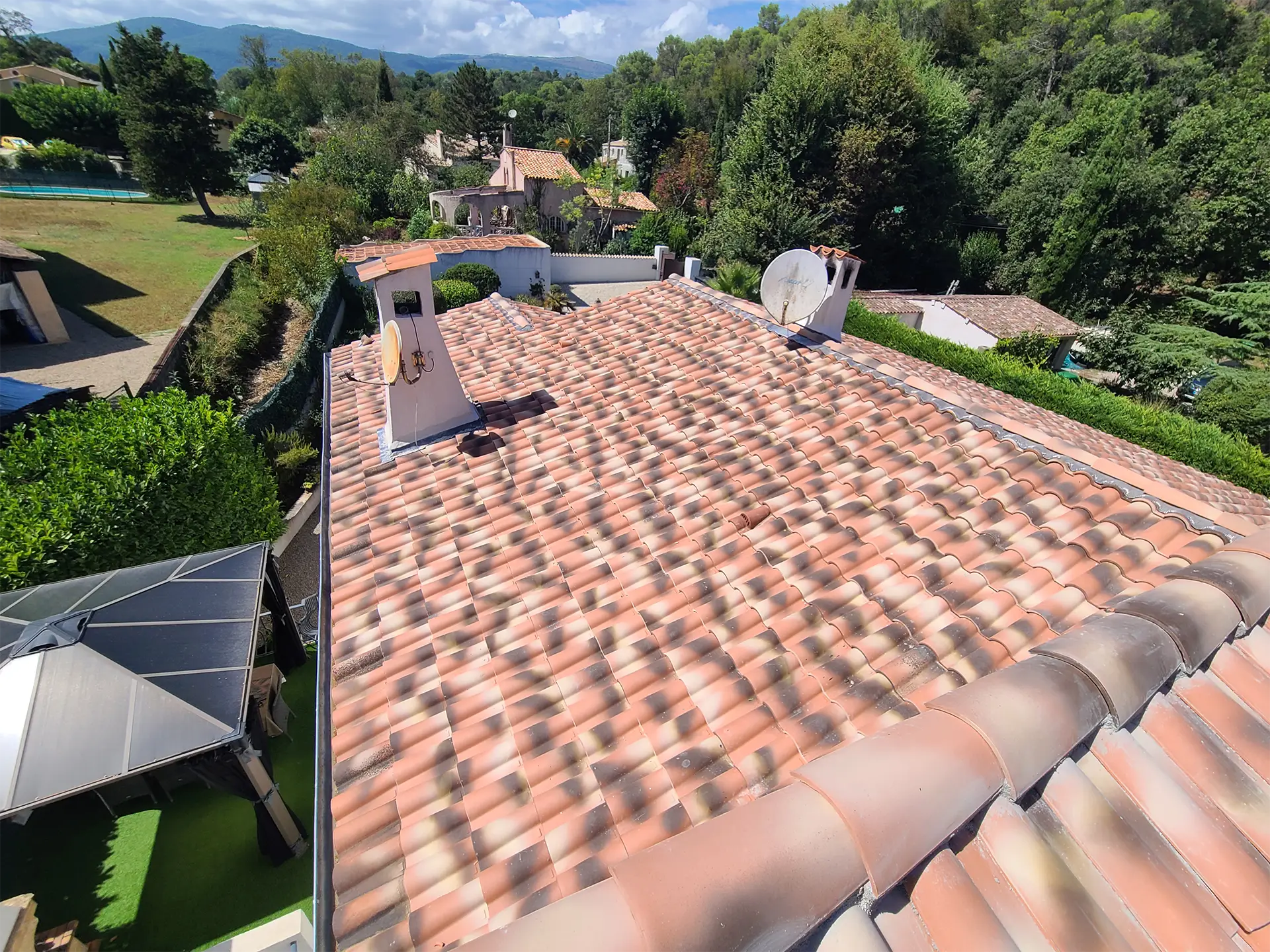 Rénovation d'une couverture en tuiles à Opio par un couvreur