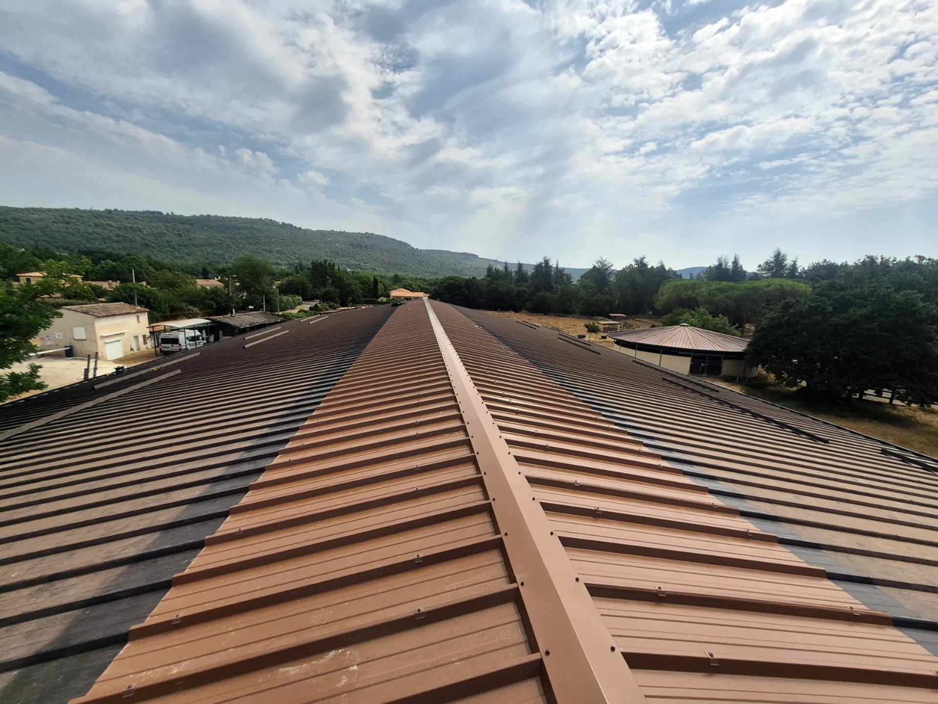 Rénovation de la toiture d'une écurie en bacs acier à Saint-Cézaire-sur-Siagne