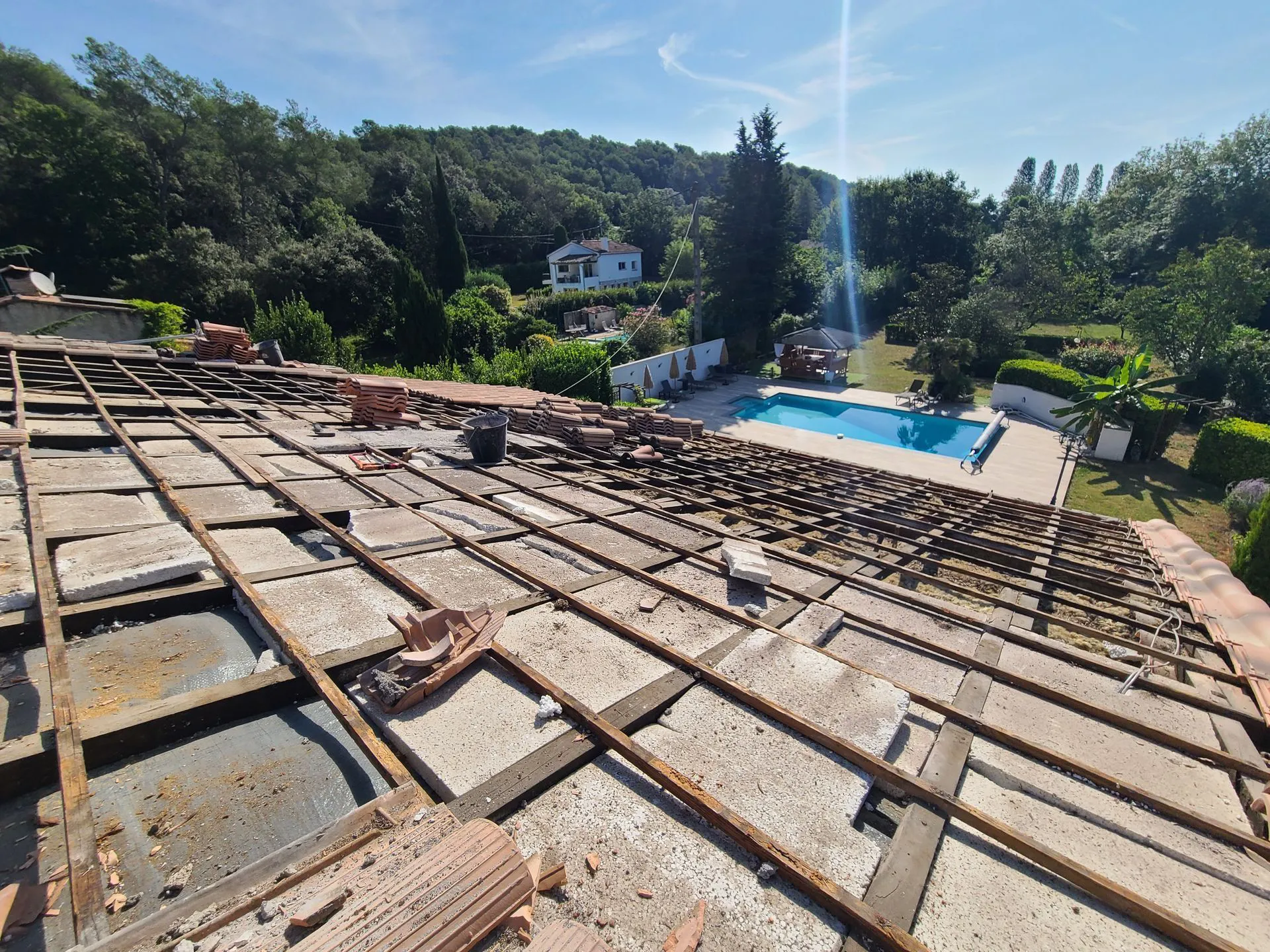 Couverture en tuiles à Grasse avant rénovation