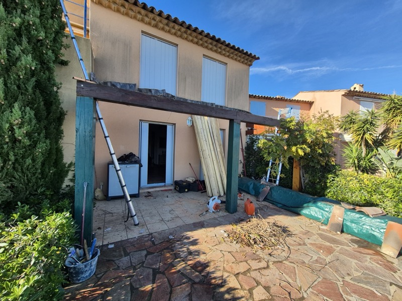Ancienne pergola aux poteaux peints en vert, en cours de dépose sur une terrasse de Saint-Maximin-la-Sainte-Baume