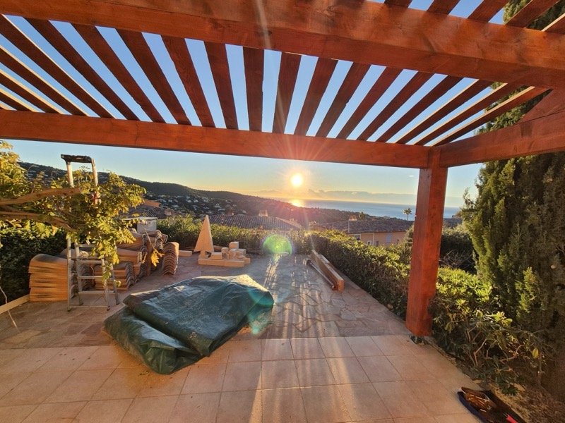 Pergola en bois contre-collé après application de la lasure sur toutes les faces