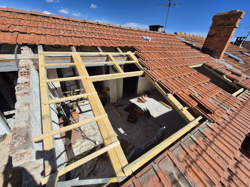 Chevêtre en bois neuf encadrant une ouverture de toiture, maison en rénovation à Cannes