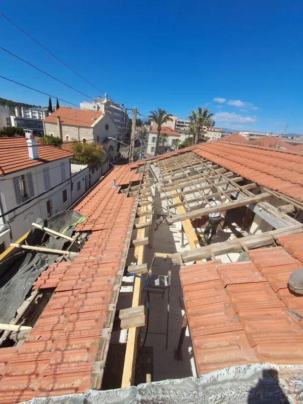 Versant de toiture ouvert sur toute sa longueur au-dessus des toits de Cannes