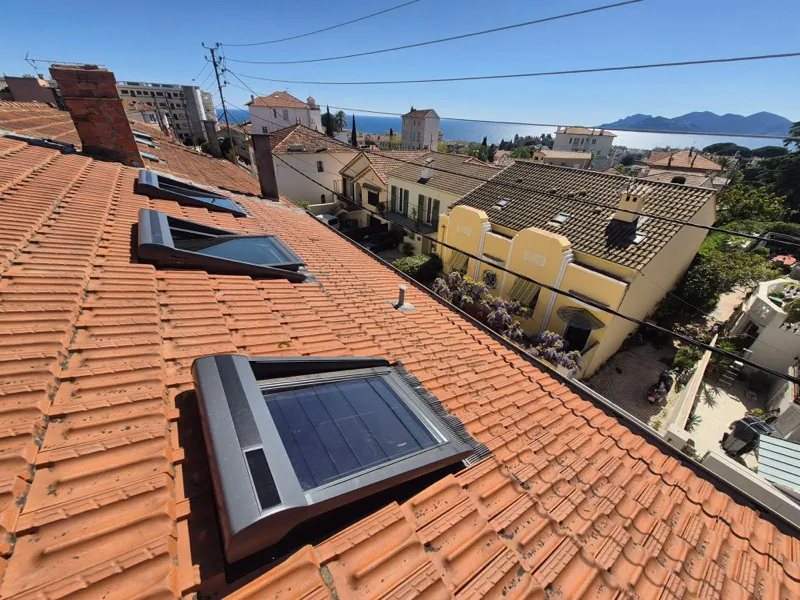 Toiture en tuiles terminée avec ses fenêtres de toit, face à la baie de Cannes et à l'Estérel