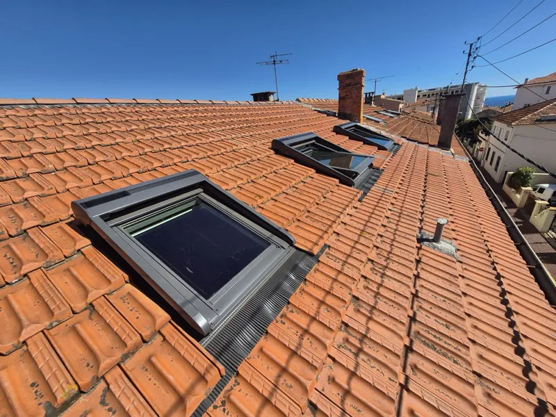 Création de Velux sur toiture en tuiles à Cannes