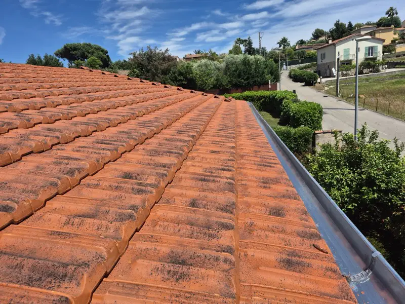 Versant terminé en tuiles de Marseille vieillies avec gouttière neuve posée en égout, à Vence