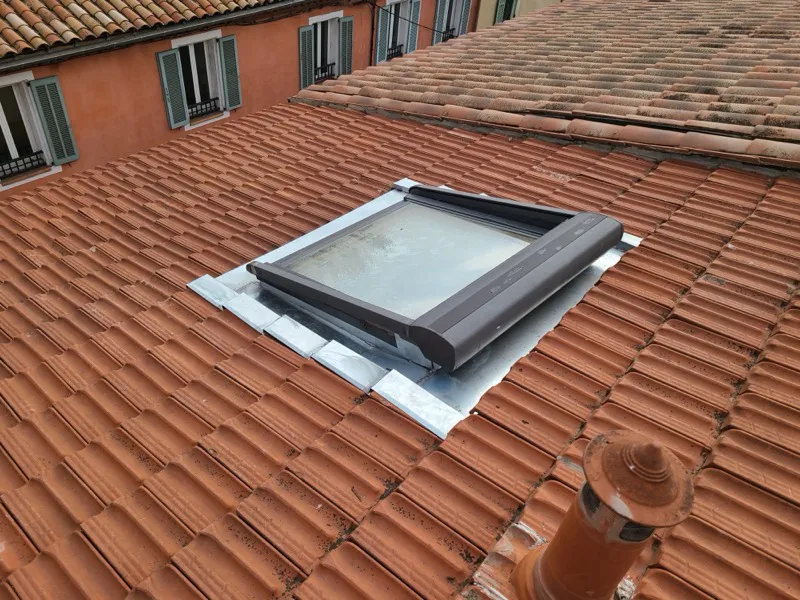 Pose de Velux et entourage zinc à Cannes