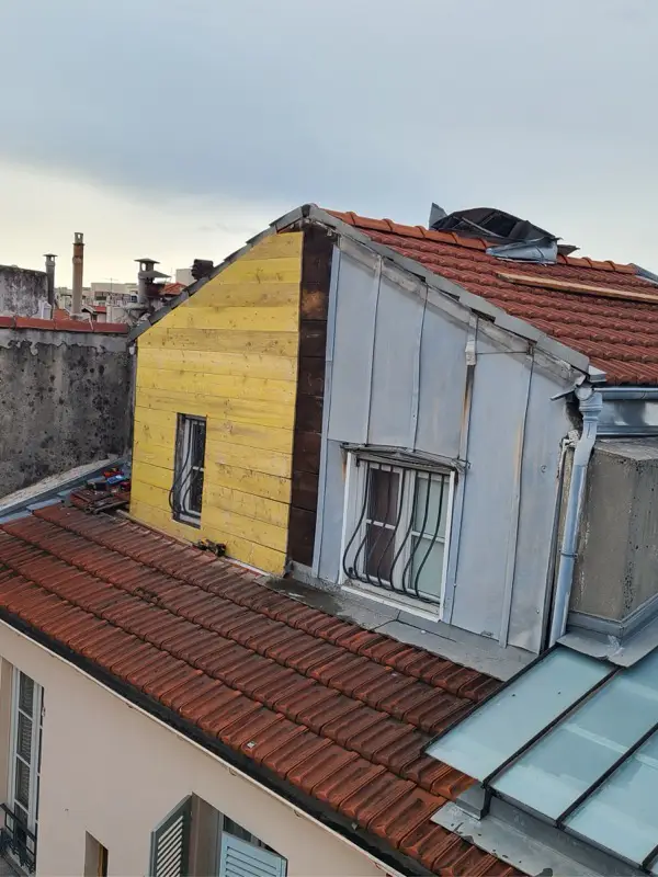 Lucarne dont une face a été mise à nu et recouverte d'un voligeage neuf