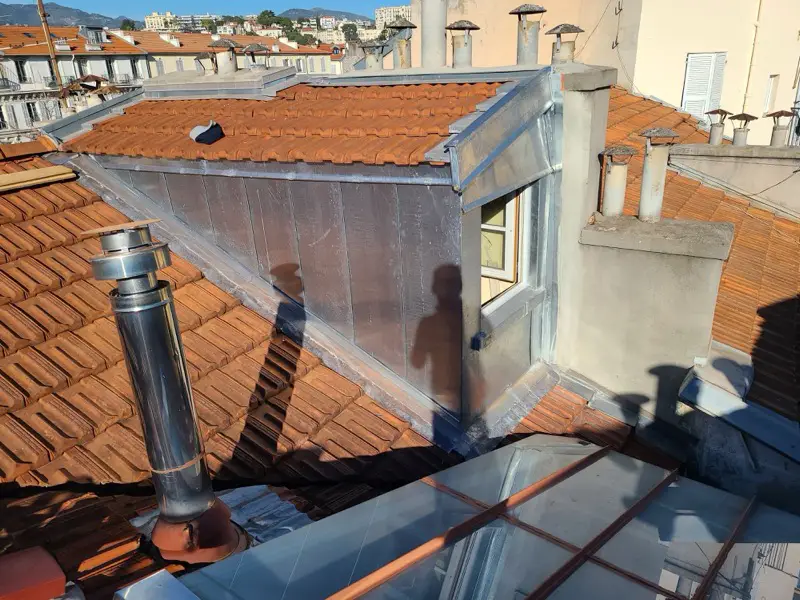 Chien assis terminé à Nice, bardage en zinc neuf vu depuis le même point qu'avant travaux