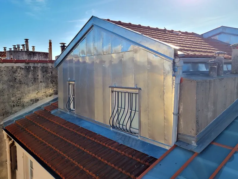 Rénovation complète de chien assis et de bardage zinc à Nice