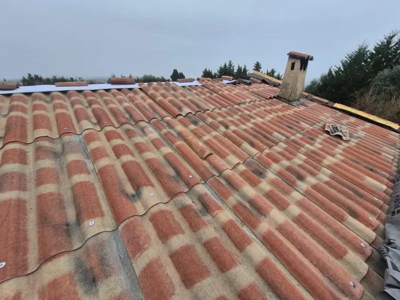 Versant entièrement couvert de plaques support de tuiles, tuiles anciennes en attente au faîtage
