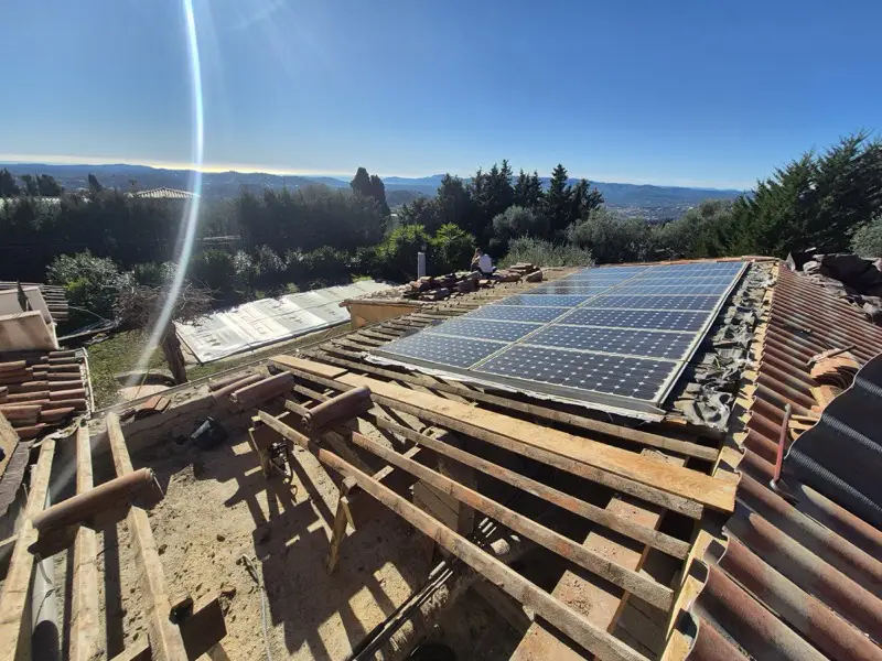 Unité photovoltaïque d'origine sur l'ancienne structure, avant sa dépose complète