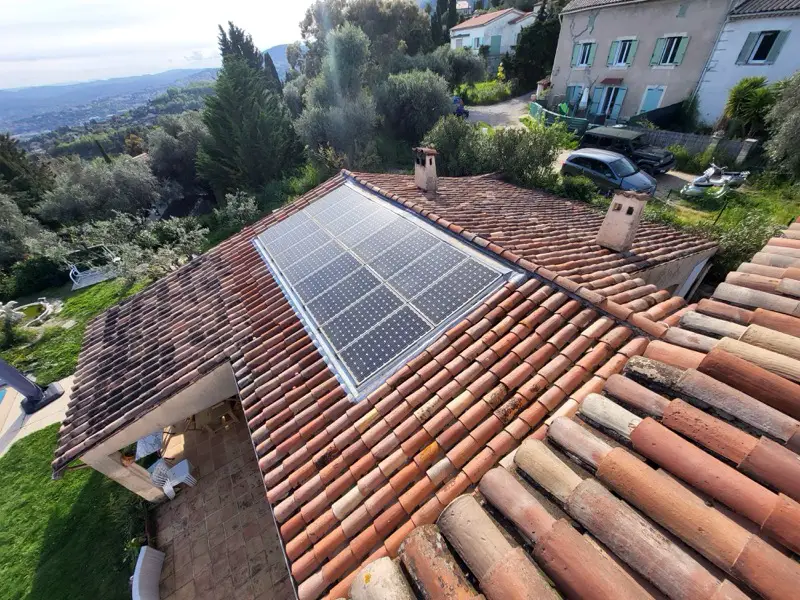 Panneaux photovoltaïques reposés sur la toiture rénovée de Châteauneuf-de-Grasse, entourages de cheminées terminés