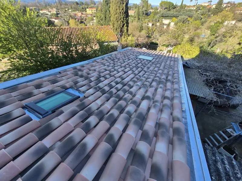 Toiture terminée à Saint-Paul-en-Forêt : tuiles vieillies, Velux raccordé et rives en zinc