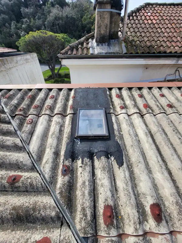 Tabatière d'origine recouverte de couches d'enduit bitumineux sur l'ancienne toiture à Vallauris