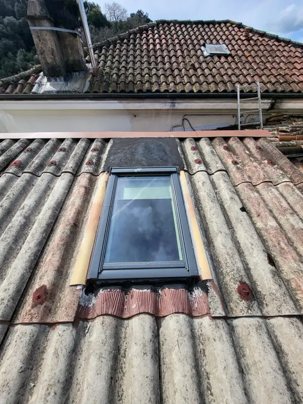 Velux existant raccordé par des solutions de fortune sur des plaques ondulées anciennes