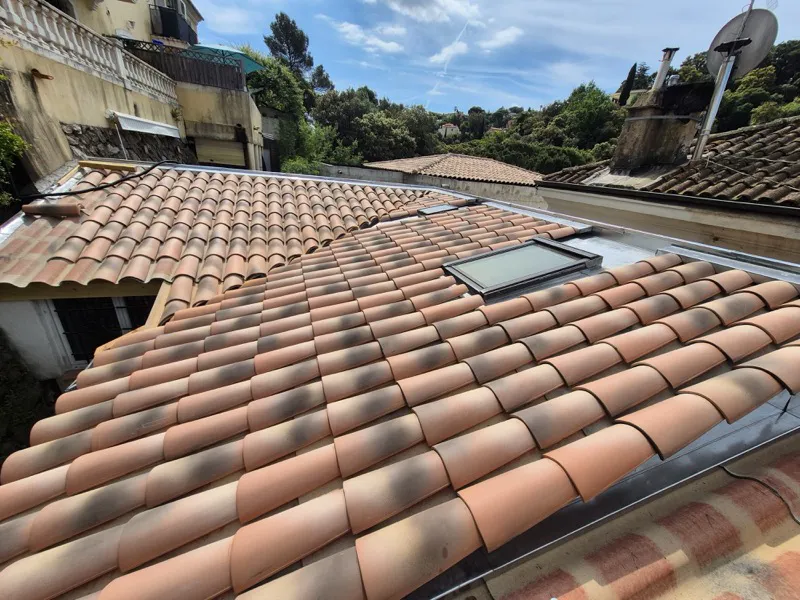Rénovation de couverture et pose de velux avec zinguerie à Vallauris