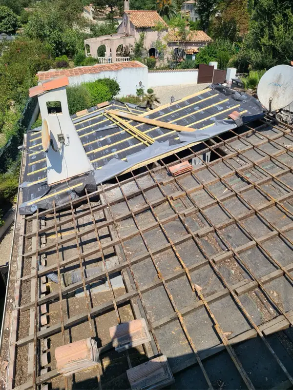Toiture en cours de dépose à Opio, ancien support à nu au premier plan et écran de sous-toiture déjà posé au fond