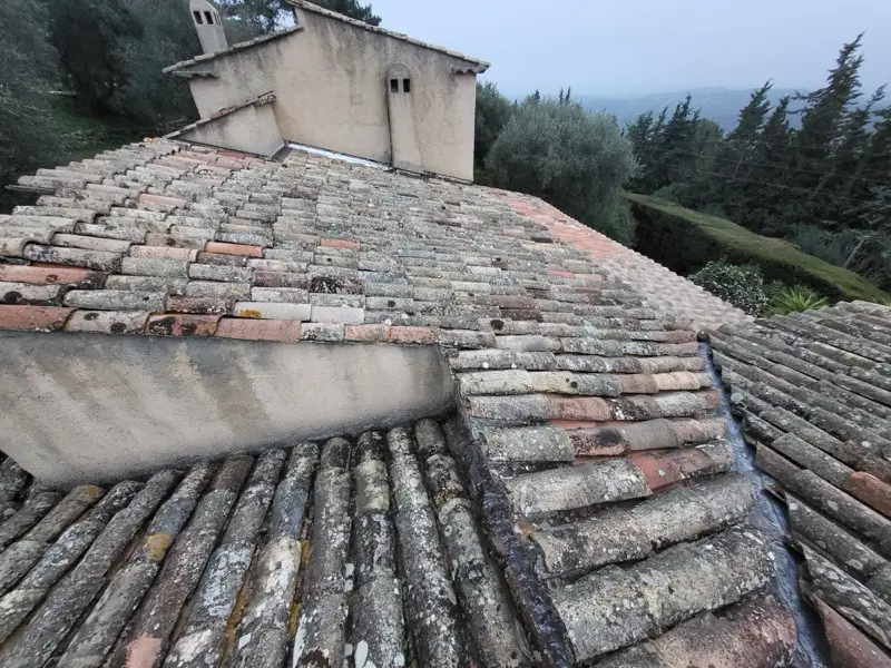 Ancienne toiture en tuiles canal usées et couvertes de lichens à Saint-Cézaire-sur-Siagne