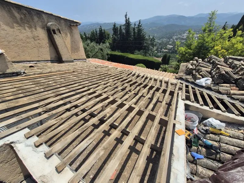 Deuxième zone du toit mise à nu, chevrons apparents et tuiles en attente à Saint-Cézaire-sur-Siagne