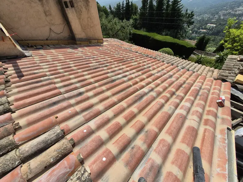 Plaques posées sur le versant et premiers rangs de tuiles anciennes réemployées