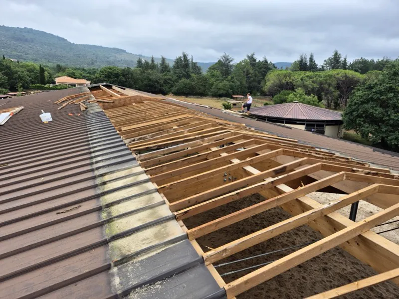 Rampant de toiture entièrement dégagé sur un bâtiment équestre de Saint-Cézaire-sur-Siagne