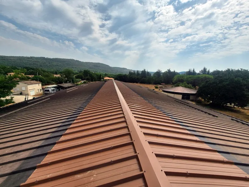 Rénovation de toiture d'écurie avec bacs en acier à Saint-Cézaire-sur-Siagne